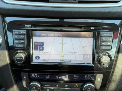 Used 2016 Nissan Rogue SV w/ SV Premium Package image 16