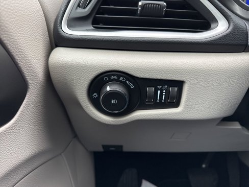 Used 2023 Chrysler Pacifica Touring-L image 49