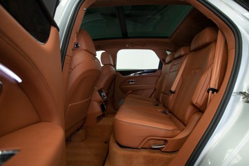Used 2023 Bentley Bentayga Plug-In Hybrid image 47