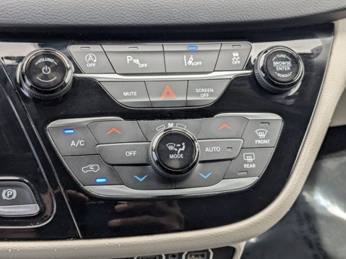 Used 2021 Chrysler Pacifica Touring-L image 25