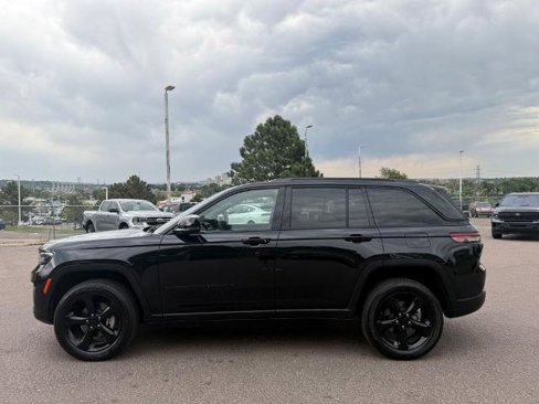 Used 2023 Jeep Grand Cherokee Altitude image 4