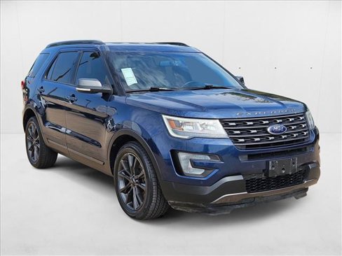 Used 2017 Ford Explorer XLT w/ Equipment Group 202A image 3