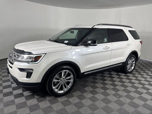Used 2018 Ford Explorer XLT w/ Equipment Group 202A image 7