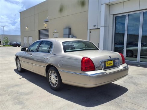 Used 2007 Lincoln Town Car Signature Limited image 23