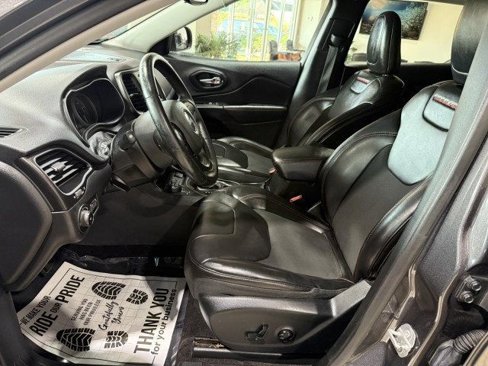 Used 2019 Jeep Cherokee Trailhawk w/ Cold Weather Group image 17