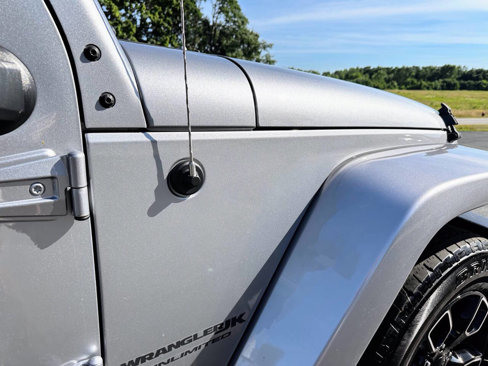Used 2018 Jeep Wrangler Unlimited Sahara image 9