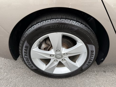 Used 2013 Hyundai Elantra GLS image 10