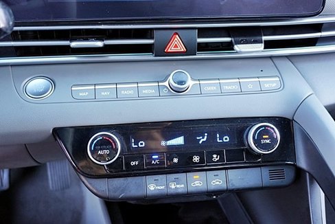 Certified 2024 Hyundai Elantra SEL image 28
