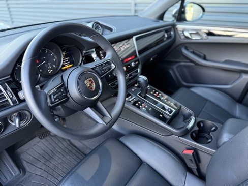 Certified 2025 Porsche Macan image 4