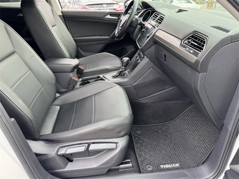 Certified 2019 Volkswagen Tiguan SE image 17