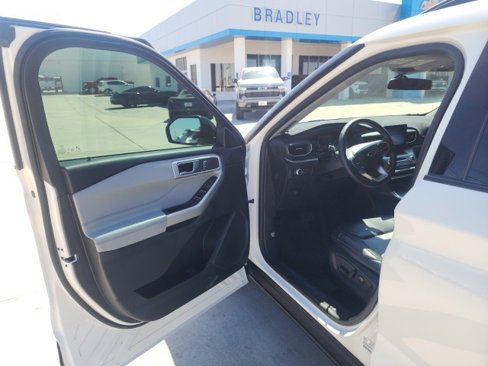 Used 2022 Ford Explorer XLT w/ Equipment Group 202A image 19
