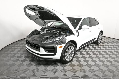 Certified 2025 Porsche Macan image 35