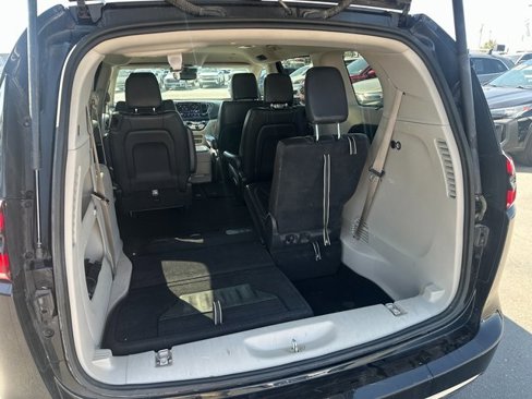 Used 2022 Chrysler Pacifica Touring-L image 12