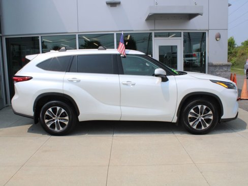 Used 2022 Toyota Highlander XLE image 3