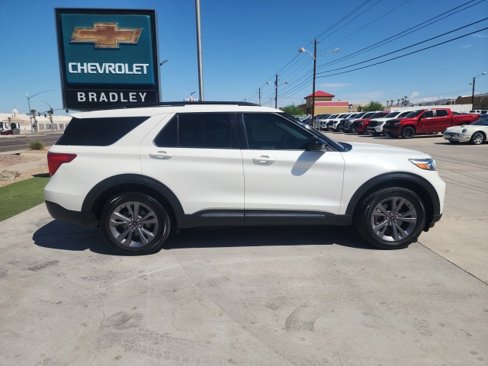 Used 2022 Ford Explorer XLT w/ Equipment Group 202A image 3