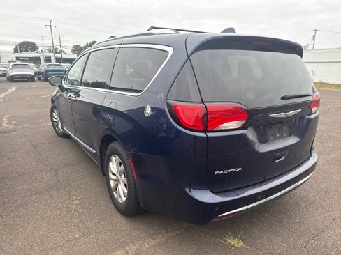 Used 2019 Chrysler Pacifica Touring-L image 3