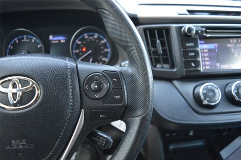 Used 2018 Toyota RAV4 LE image 17