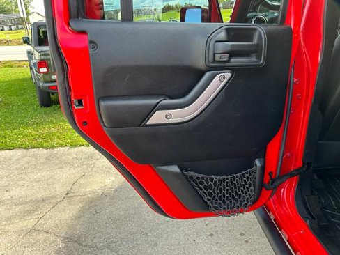 Used 2016 Jeep Wrangler Unlimited Rubicon w/ Connectivity Group image 9