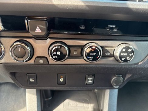 Used 2017 Toyota Tacoma SR image 31