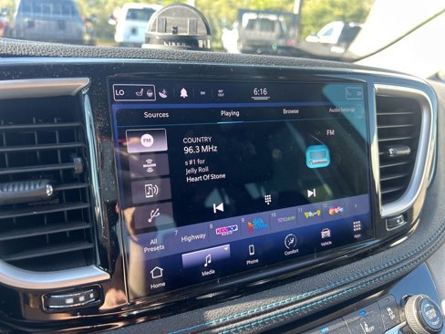 Used 2021 Chrysler Pacifica Touring-L image 36