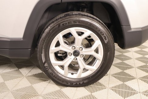 Used 2025 Jeep Compass Latitude image 17