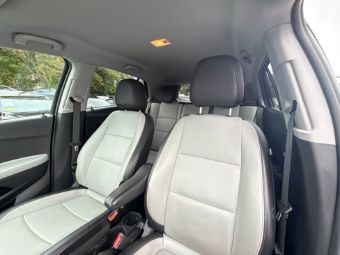 Used 2022 Chevrolet Trax LT w/ Premium Seat Package image 25