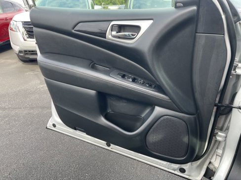 Used 2020 Nissan Pathfinder SV image 49