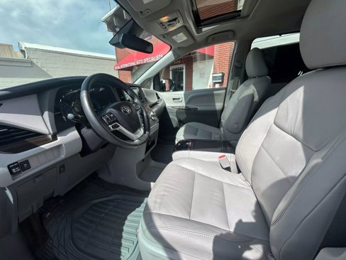 Used 2018 Toyota Sienna XLE image 13