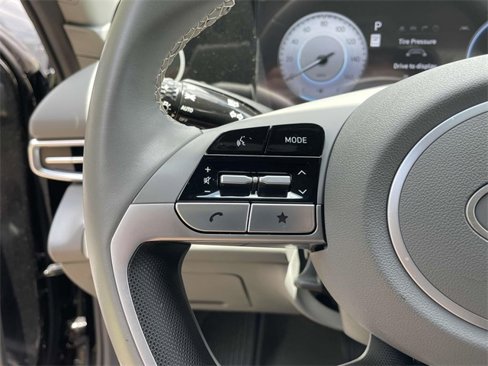 Certified 2025 Hyundai Elantra SEL image 17