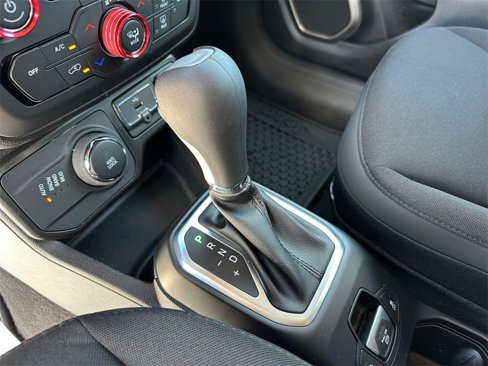 Used 2023 Jeep Renegade Latitude w/ Premium Group image 28