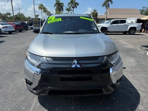 Used 2020 Mitsubishi Outlander SE image 2