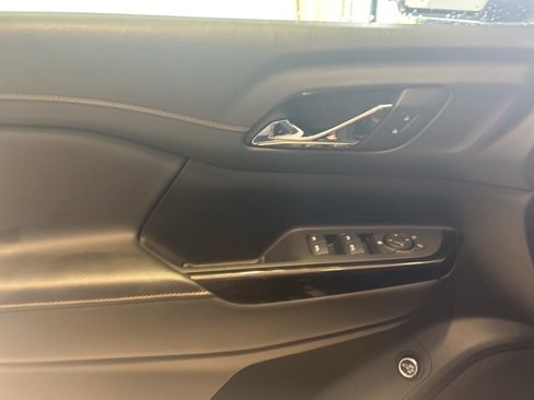 Used 2023 GMC Acadia AT4 image 3