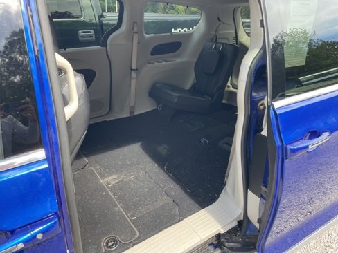 Used 2019 Chrysler Pacifica Touring-L image 10
