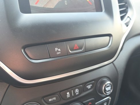 Used 2019 Jeep Cherokee Latitude Plus w/ Comfort/Convenience Group image 26