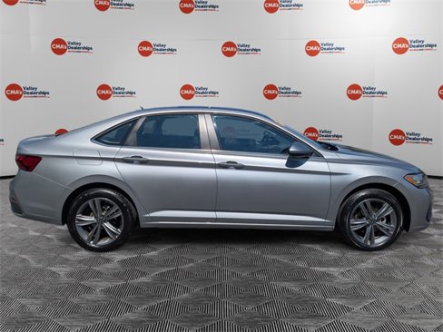 Used 2024 Volkswagen Jetta SE image 4