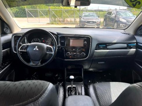 Used 2015 Mitsubishi Outlander SE image 22