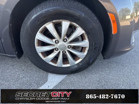 Used 2017 Chrysler Pacifica Touring-L image 11
