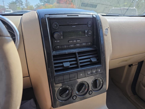 Used 2006 Ford Explorer XLT image 25