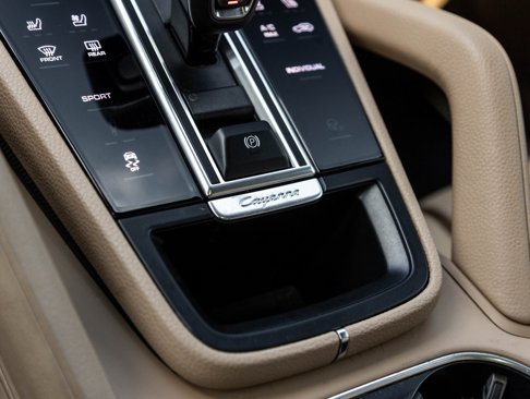 Certified 2022 Porsche Cayenne Platinum Edition image 28