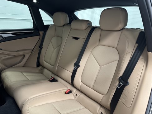 Used 2022 Porsche Macan image 16