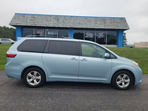 Used 2015 Toyota Sienna LE image 3
