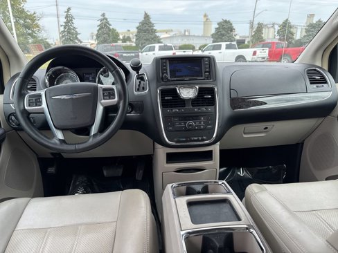 Used 2011 Chrysler Town & Country Touring-L image 14