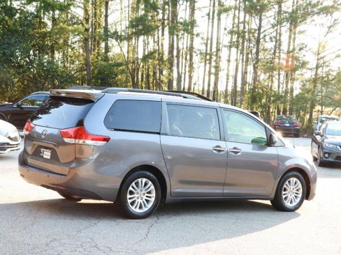 Used 2014 Toyota Sienna XLE image 19