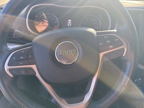 Used 2015 Jeep Cherokee Limited w/ Luxury Group image 16