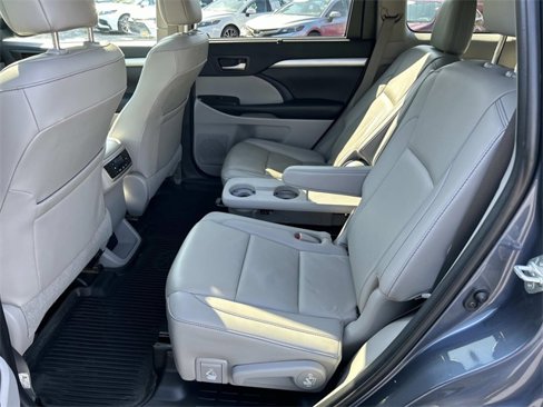 Used 2019 Toyota Highlander XLE image 19