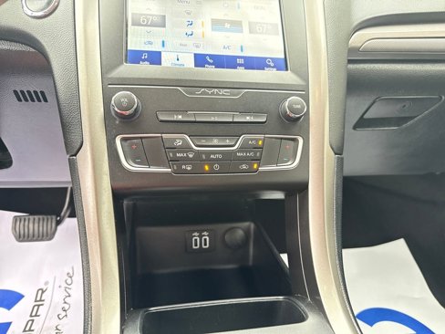 Used 2019 Ford Fusion SE image 18