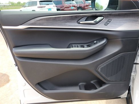 New 2025 Jeep Grand Cherokee Limited w/ Black Appearance Package image 18