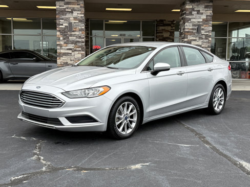 Used 2017 Ford Fusion SE w/ Fusion SE Technology Package image 1