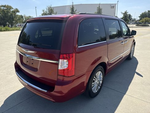 Used 2016 Chrysler Town & Country Touring-L image 31