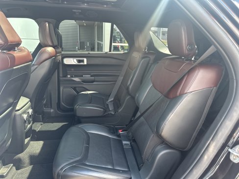 Used 2020 Ford Explorer Platinum w/ Premium Technology Package image 18